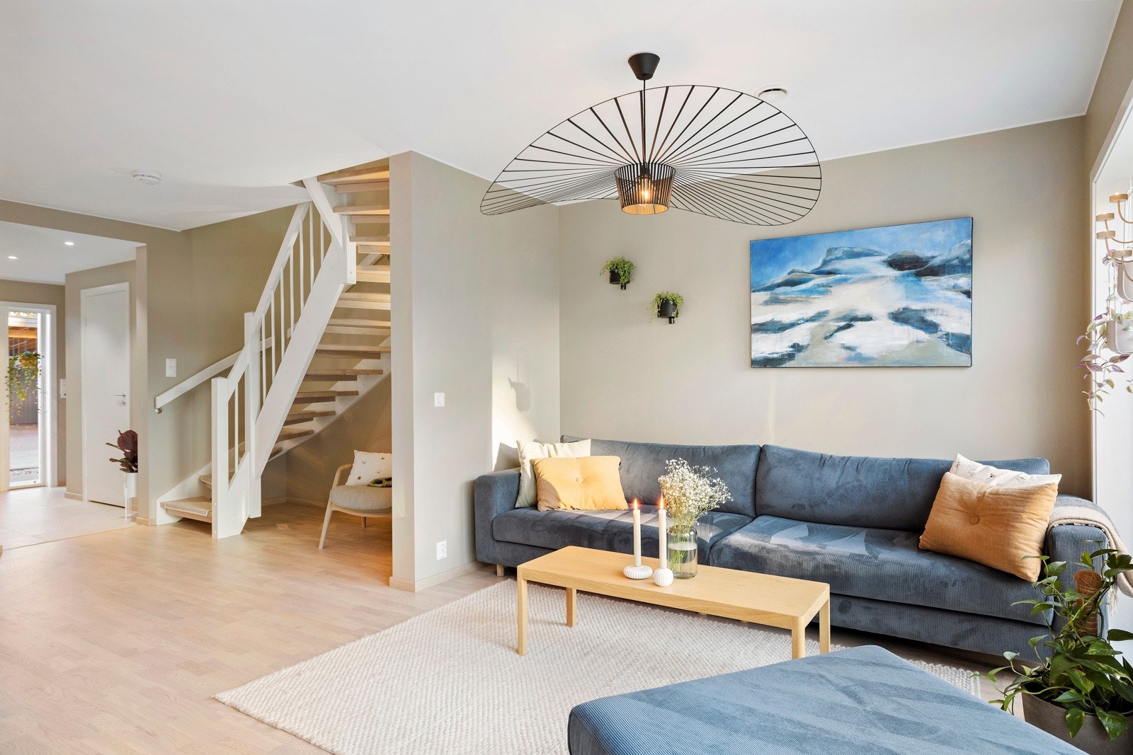 Sammen med kjøkkenet danner stuen et åpent og lekkert allrom for både store og små. Galleribilde