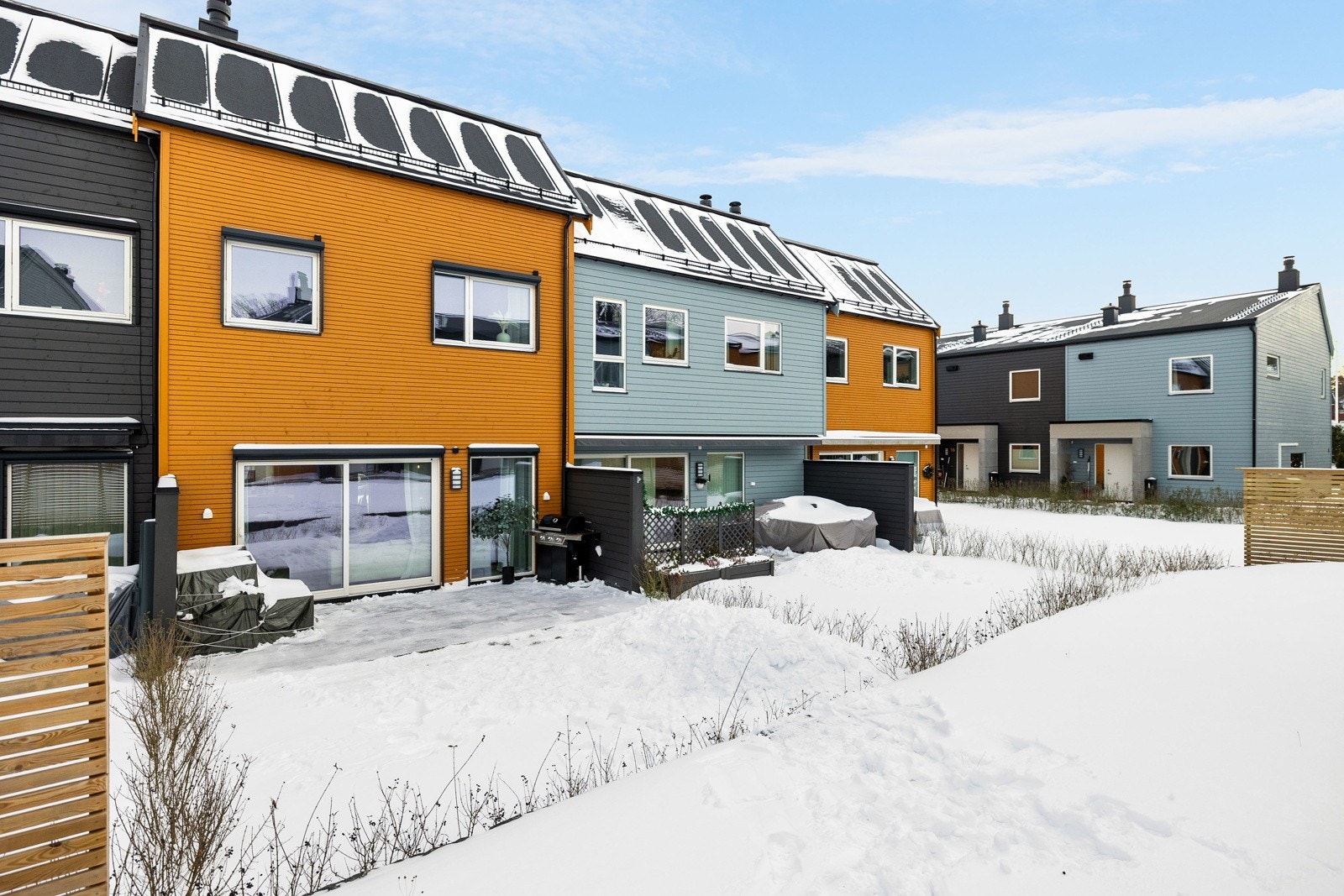 Rundt hagen er det plantet hekk og fellestomten er pent opparbeidet. Galleribilde