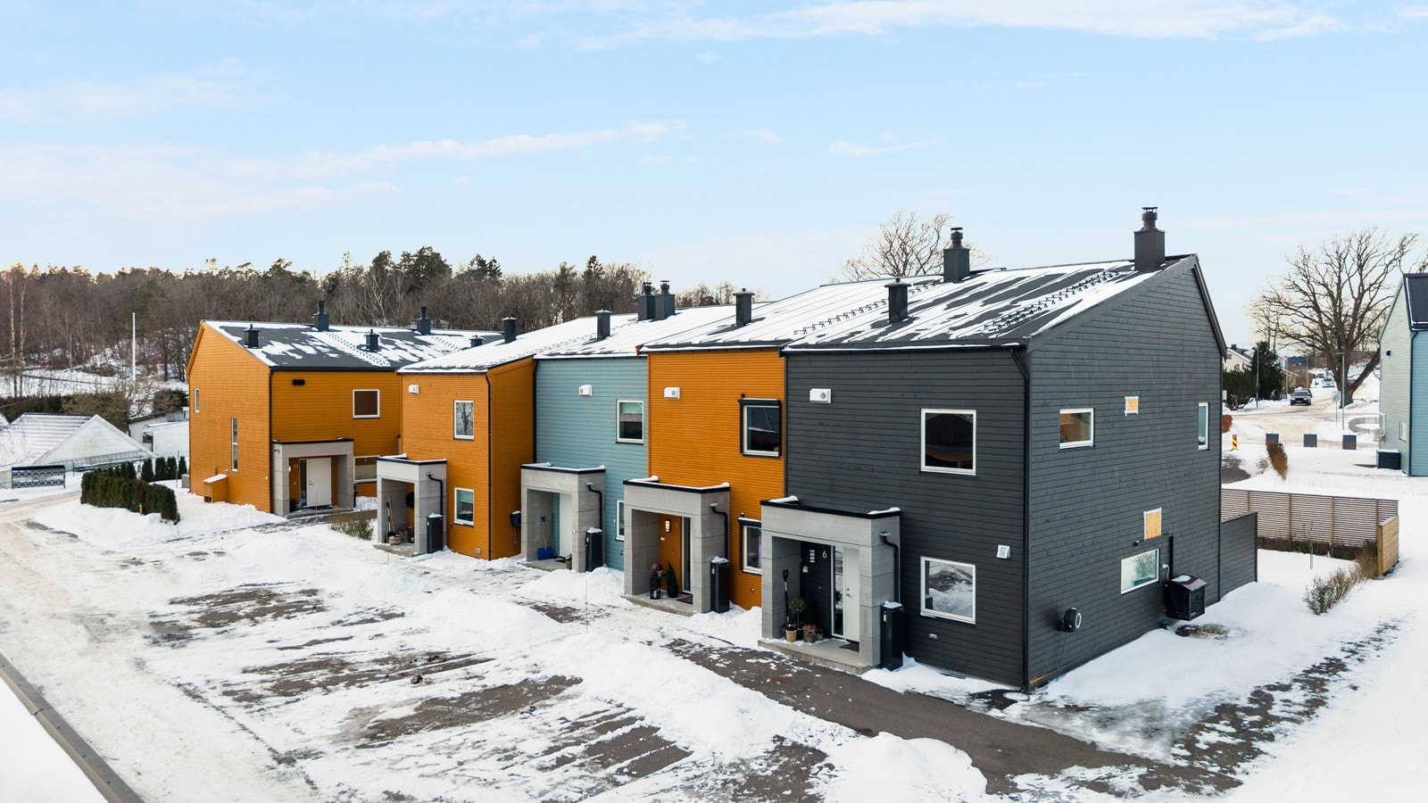 Rekkehuset ligger i et rolig og nyetablert boligområde på Lillejordet, mellom Larvik og Stavern i Larvik kommune. Galleribilde