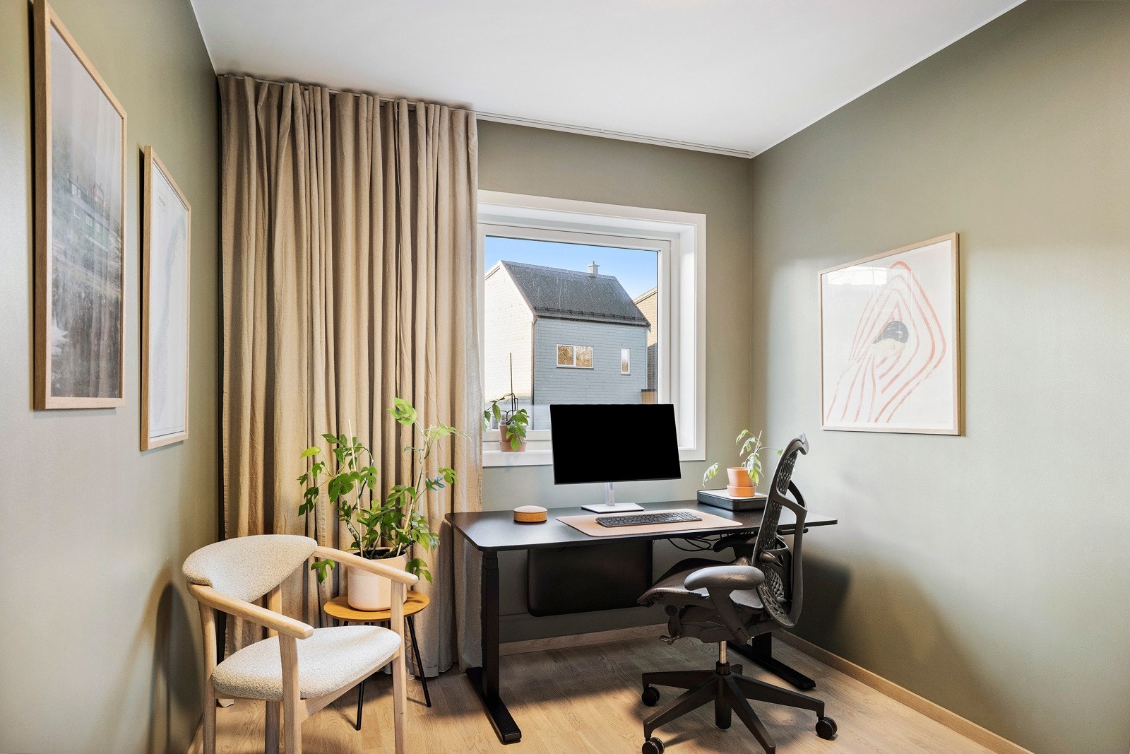 Alle soverommene er malt i tidsriktige farger for en behagelig atmosfære. Galleribilde