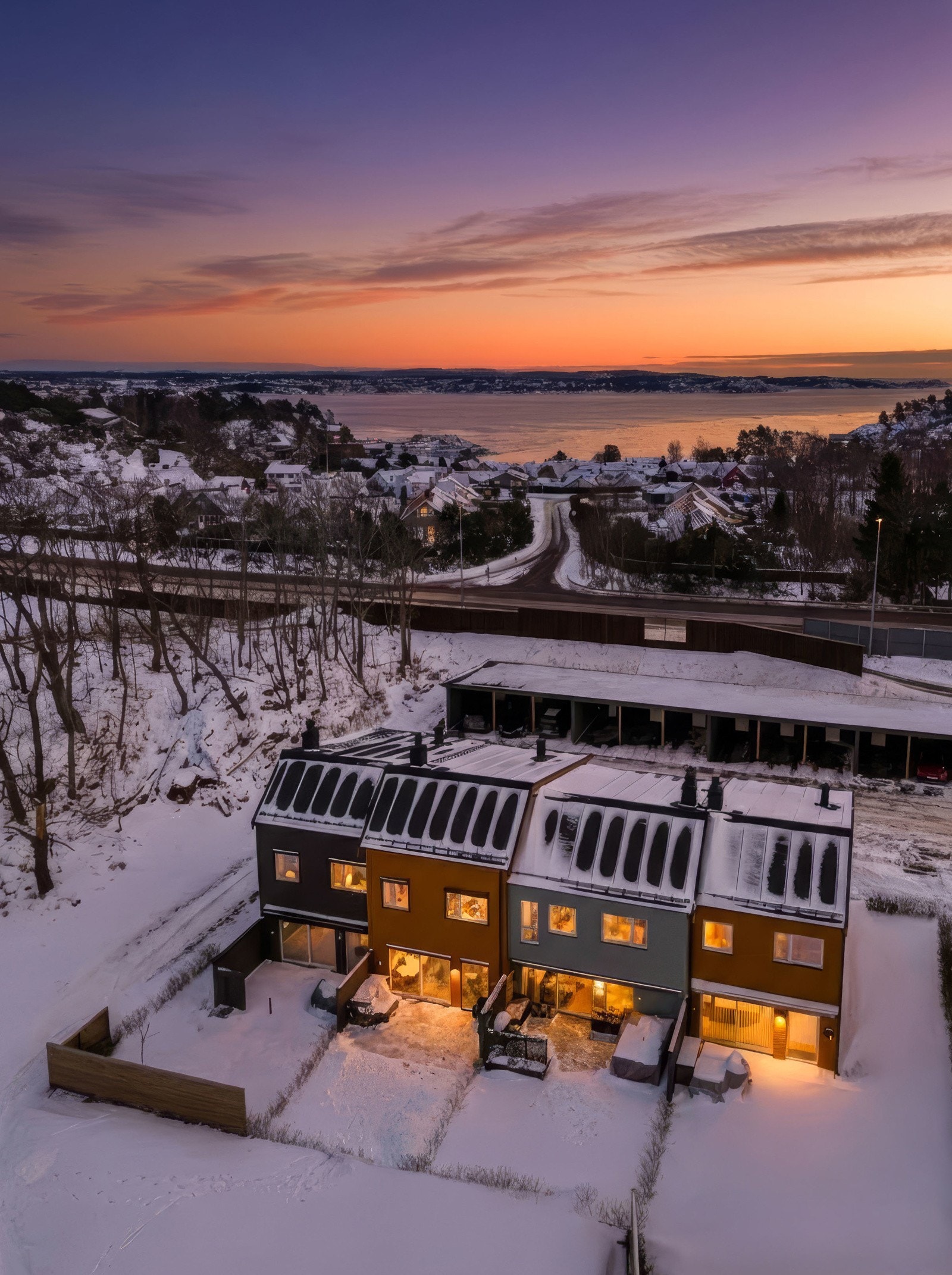 Lillejordet 8 er et lekkert rekkehus over to etasjer - perfekt for barnefamilien. Området rundt byr på vakre badeplasser, fine turområder og gode servicemuligheter. Det er også kort vei til barnehager og skoler. Galleribilde