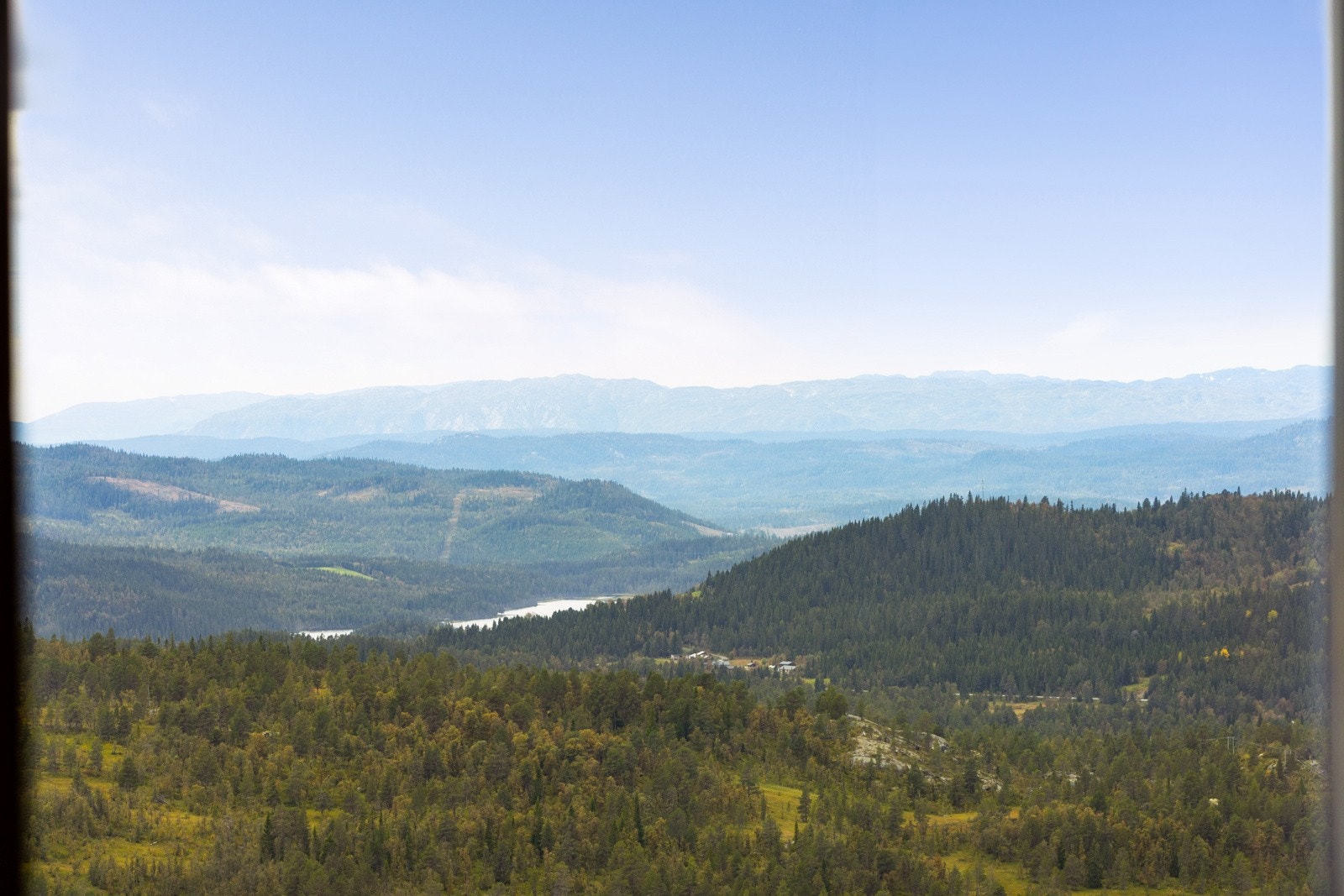 Fra stue/kjøkken har man utsikt over Lognvikvatn. Fjell som møter vannspeil gir et nydelig blikkfang Galleribilde