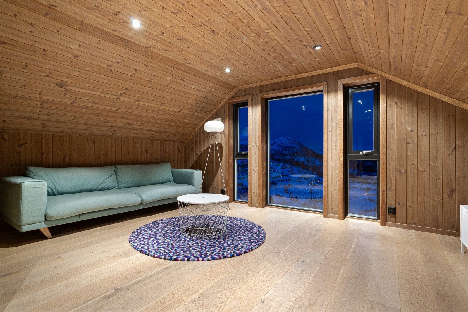 Kveldstemning i loftstuen vinterstid. Mulighet til å dele av rommet for å få soverom nr.4 samt separat loftstue Galleribilde