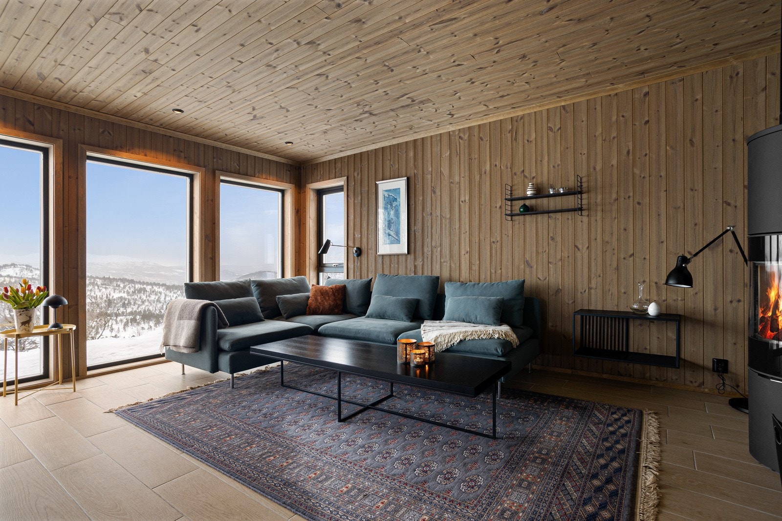 Her kan man synke ned i sofaen, senke skuldrene og nyte hyttelivet Galleribilde