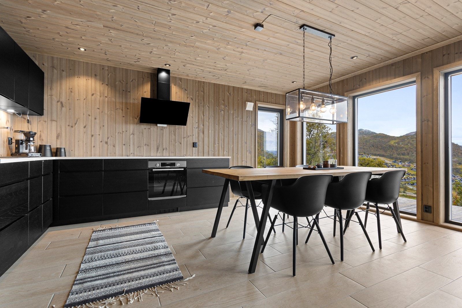 Nydelig, sort kjøkken fra KVIK med integrerte hvitevarer fra Bosch Galleribilde