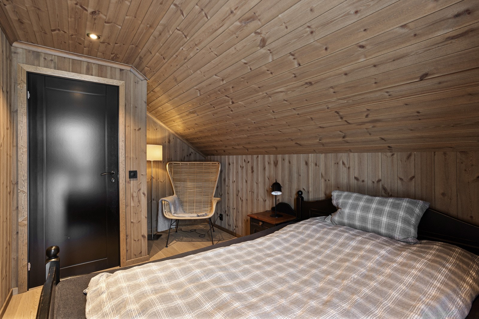 Soverom II i 2. etasje med plass til dobbeltseng og kommode eller ekstra barneseng Galleribilde