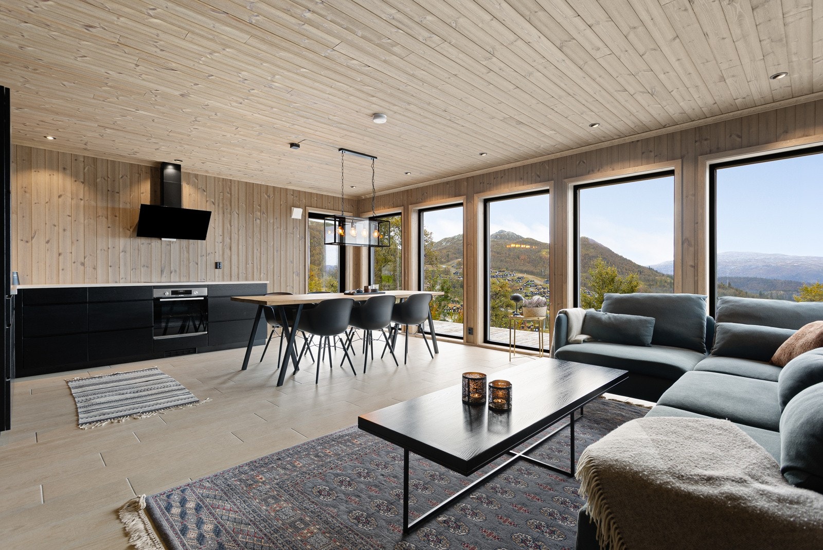 Nydelig stue med panoramavinduer som bringer en fabelaktig utsikt og rikelig med dagslys inn i stuen Galleribilde