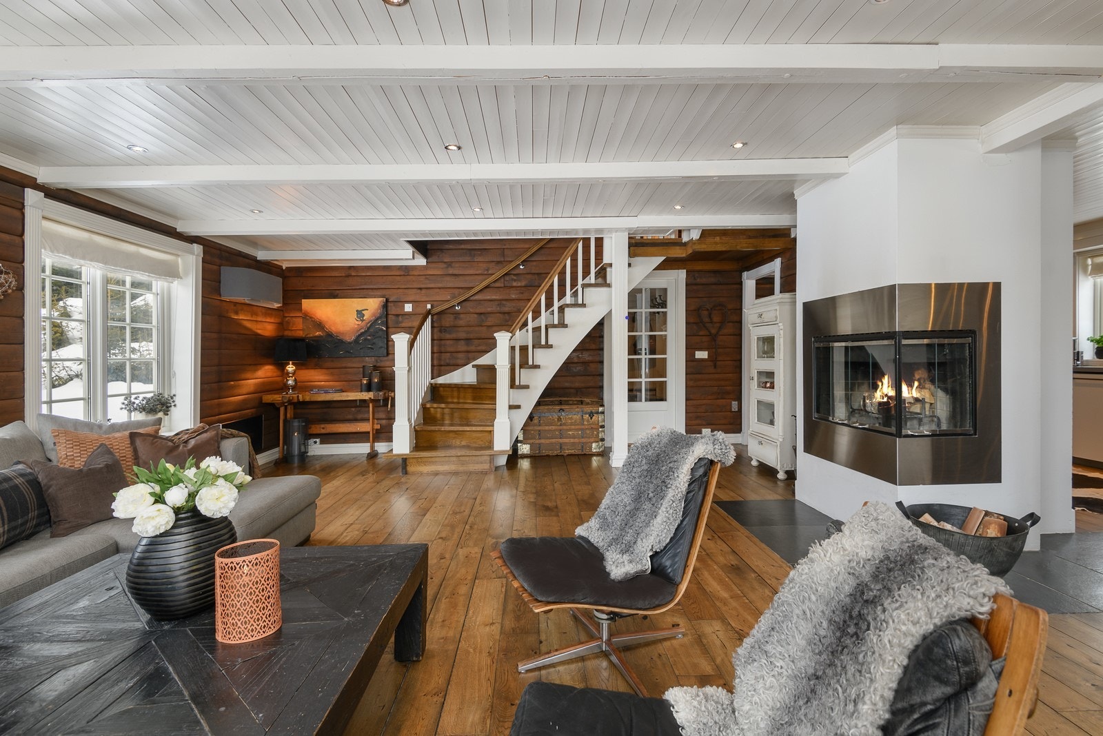 Den store peisen i stuen gir både ekstra varme og hygge. Galleribilde