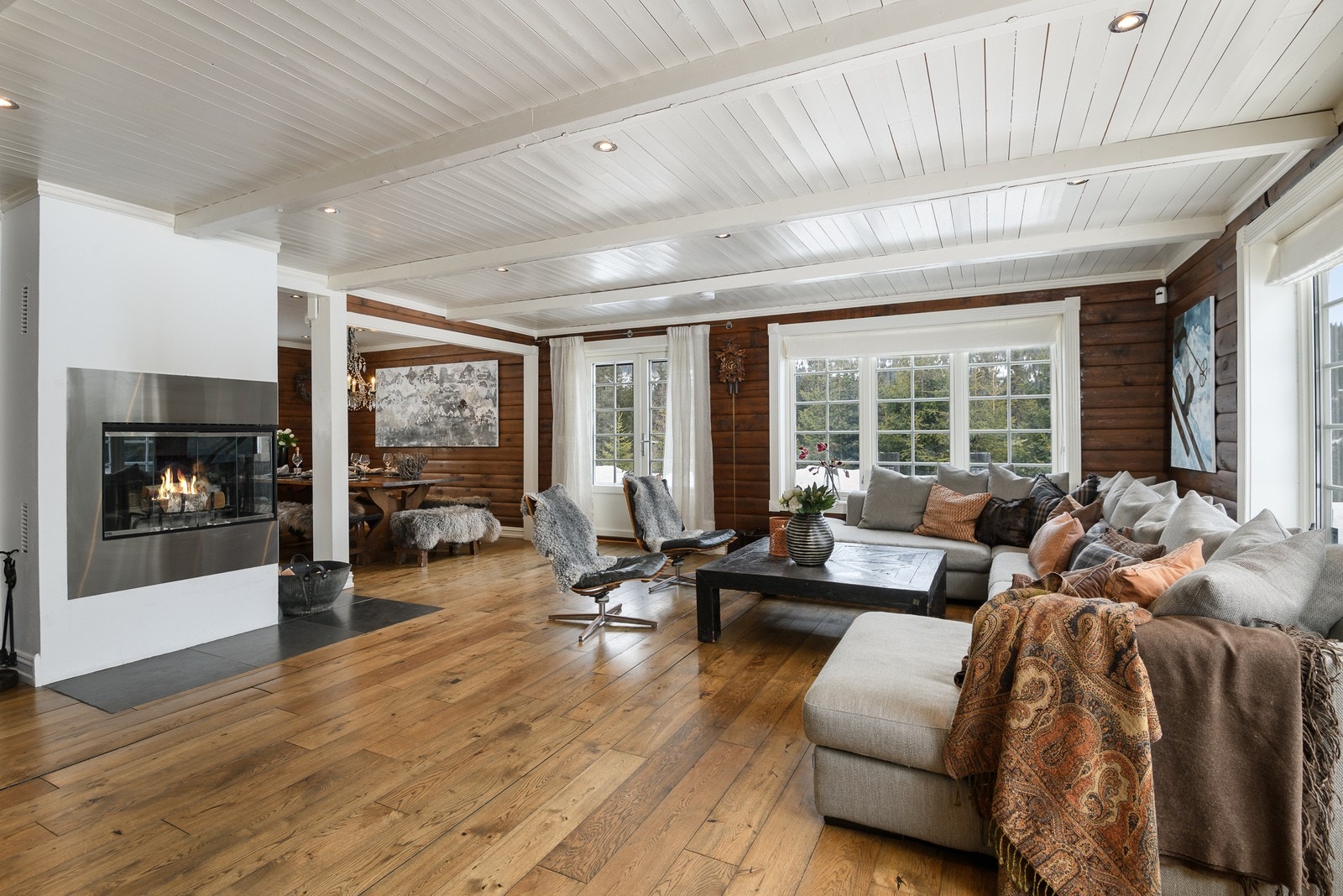 Romslig, vinklet stue med god plass. Galleribilde