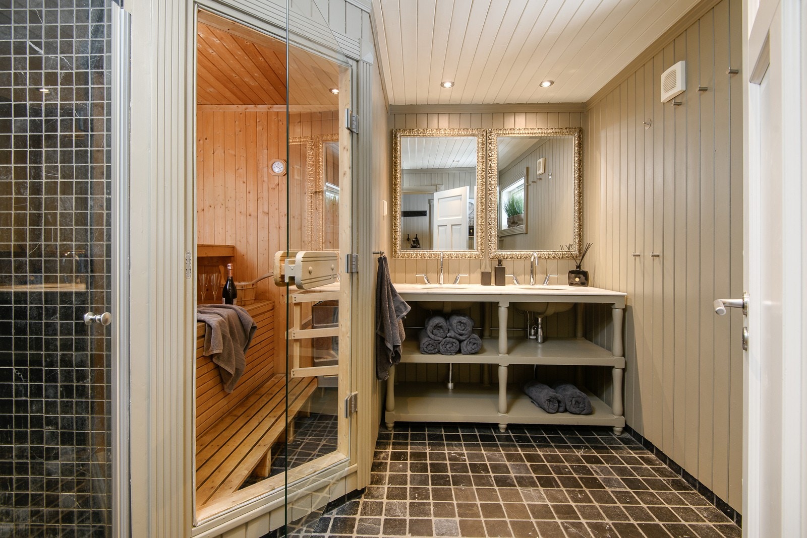 Flott baderom i første etasje med tilgang til herlig badstue. Galleribilde