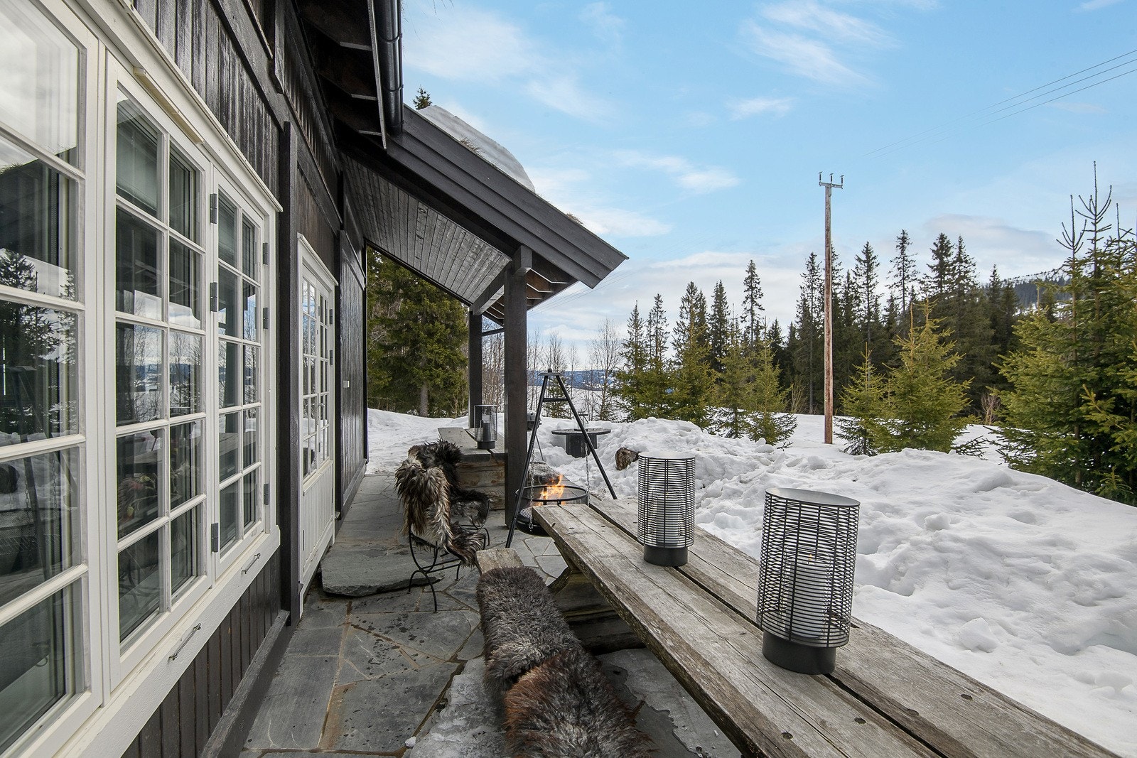 Sørvendt og skiferbelagt uteområde hvor godværsdagene kan nytes. Galleribilde