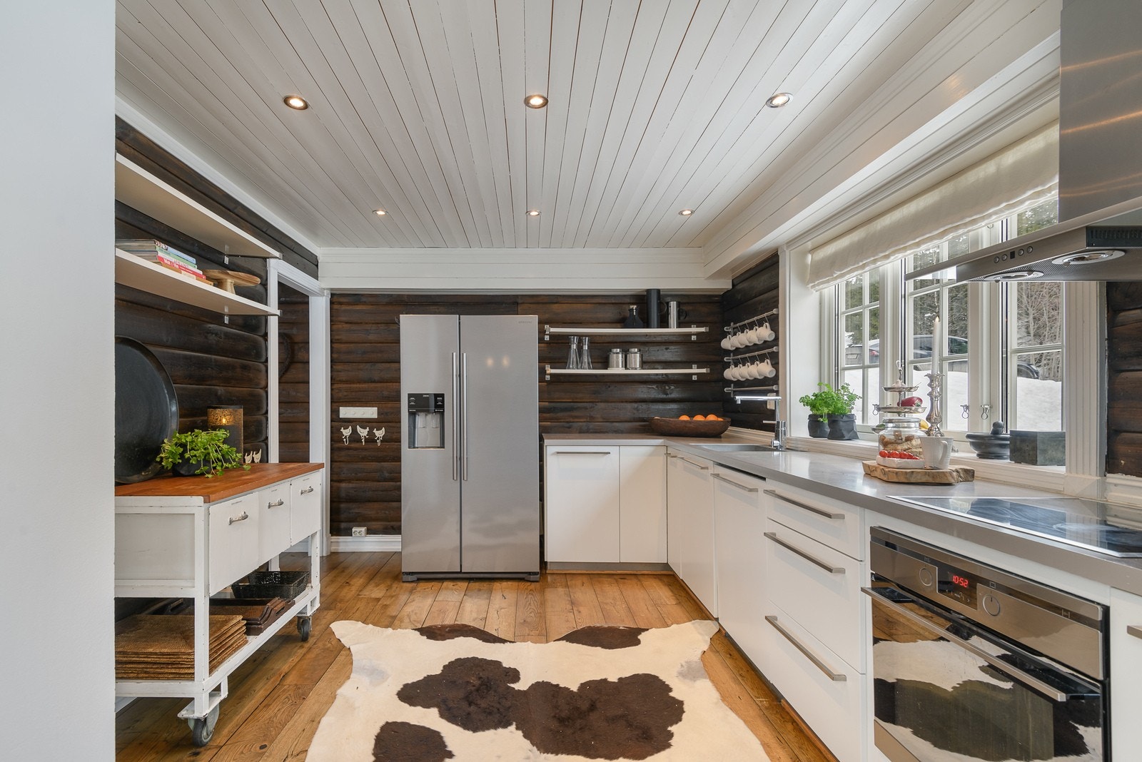 Innredning med tidløst uttrykk og er utstyrt med tidsriktige hvitevarer. Galleribilde