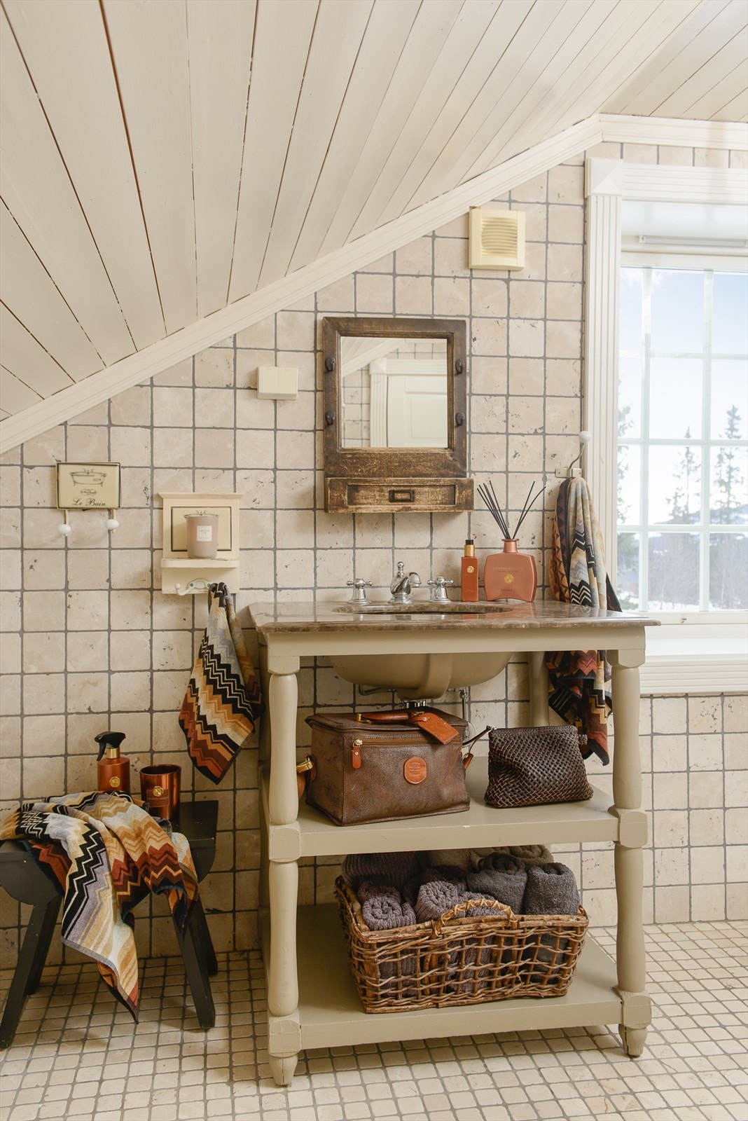 Åpen baderomsinnredning av heltre. Galleribilde