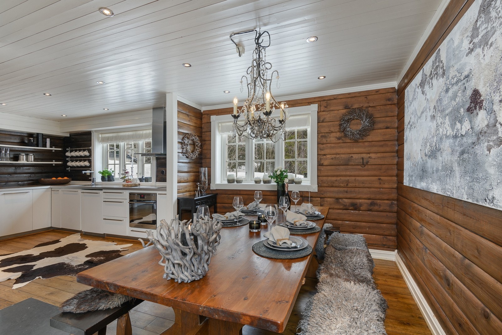 Spisestuen er praktisk plassert rett ved kjøkkenet. Galleribilde