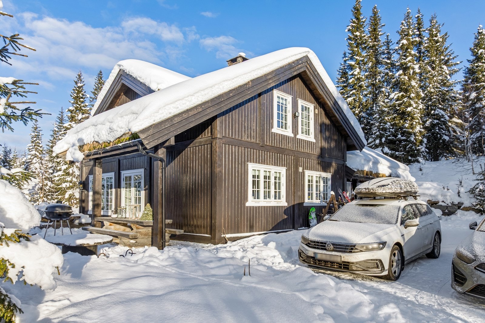 Romslig tomt med god biloppstillingsplass Galleribilde