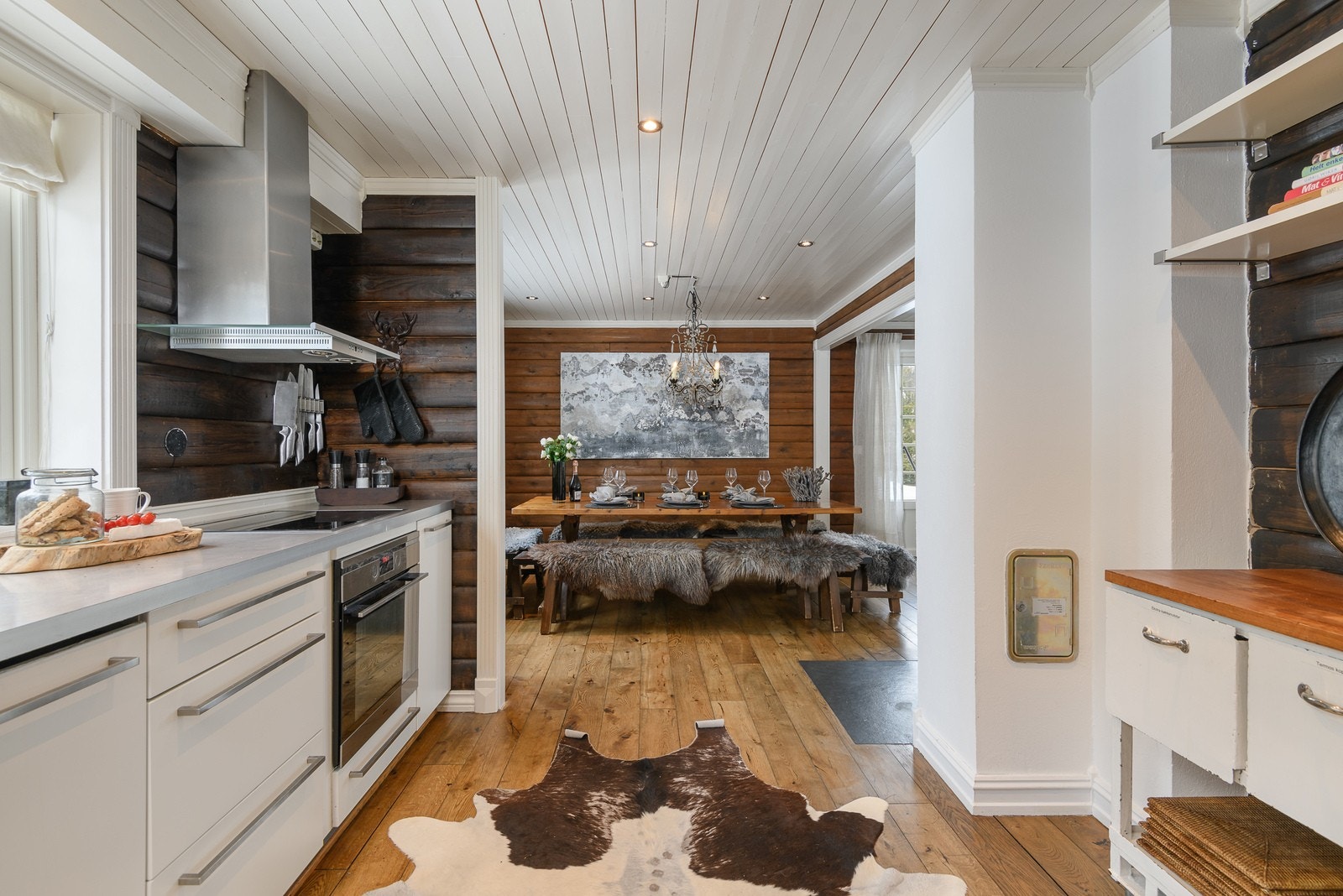 Kjøkkenet har en god størrelse og ligger åpent mot spisestuen. Galleribilde