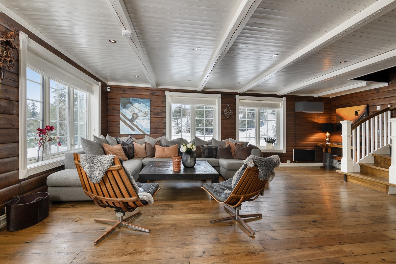 Store vindusflater som gir godt med naturlig lys inn. Galleribilde