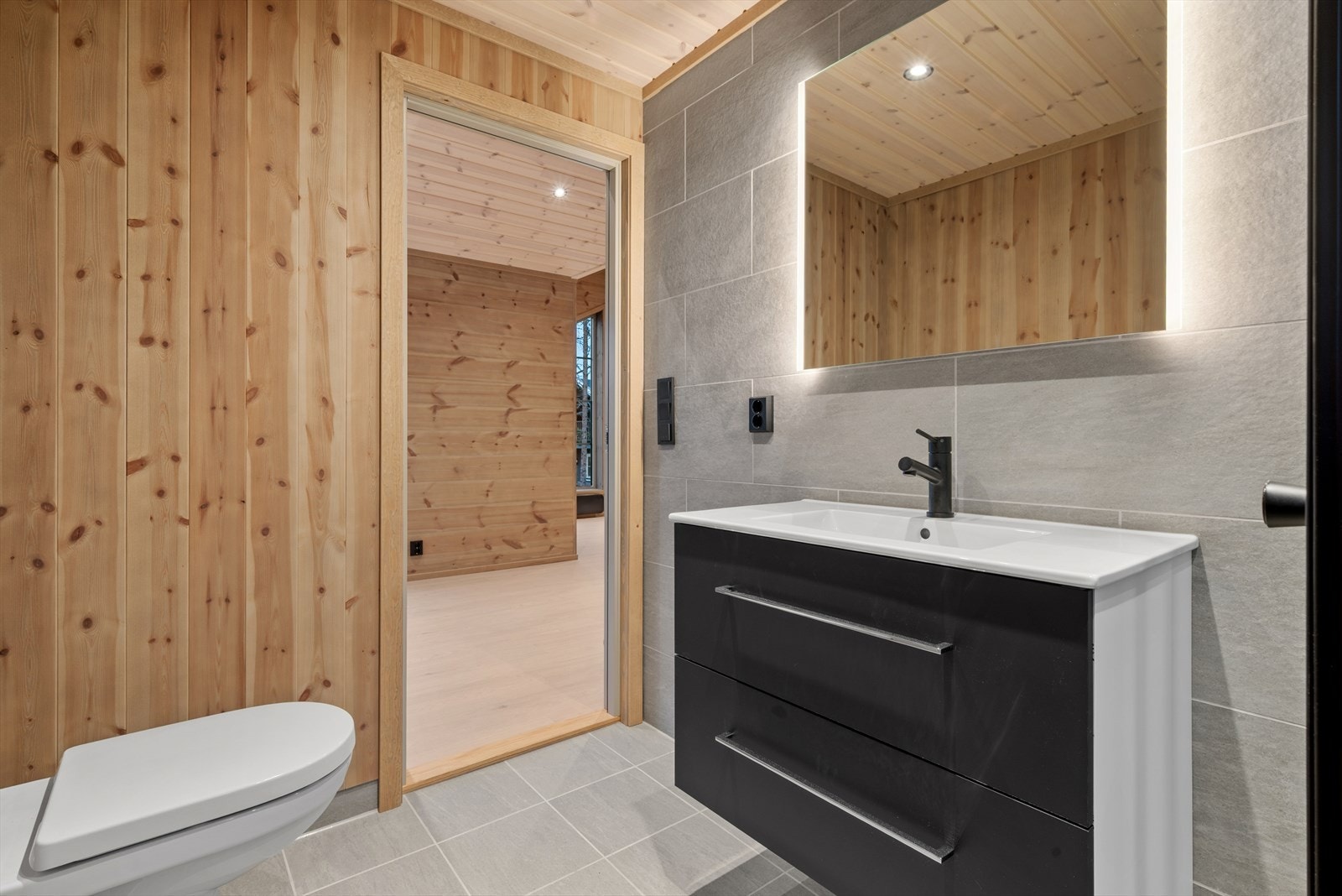 Badet er på ca. 4,4 kvm. Galleribilde