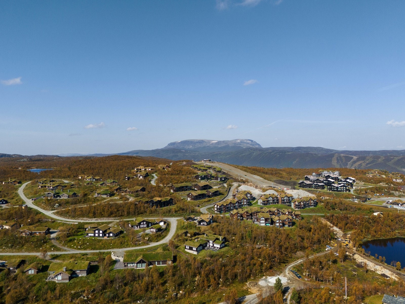Kikut-området har en flott beliggenhet 1 000 meter over havet, med majestetiske Hallingskarvet som bakgrunn Galleribilde