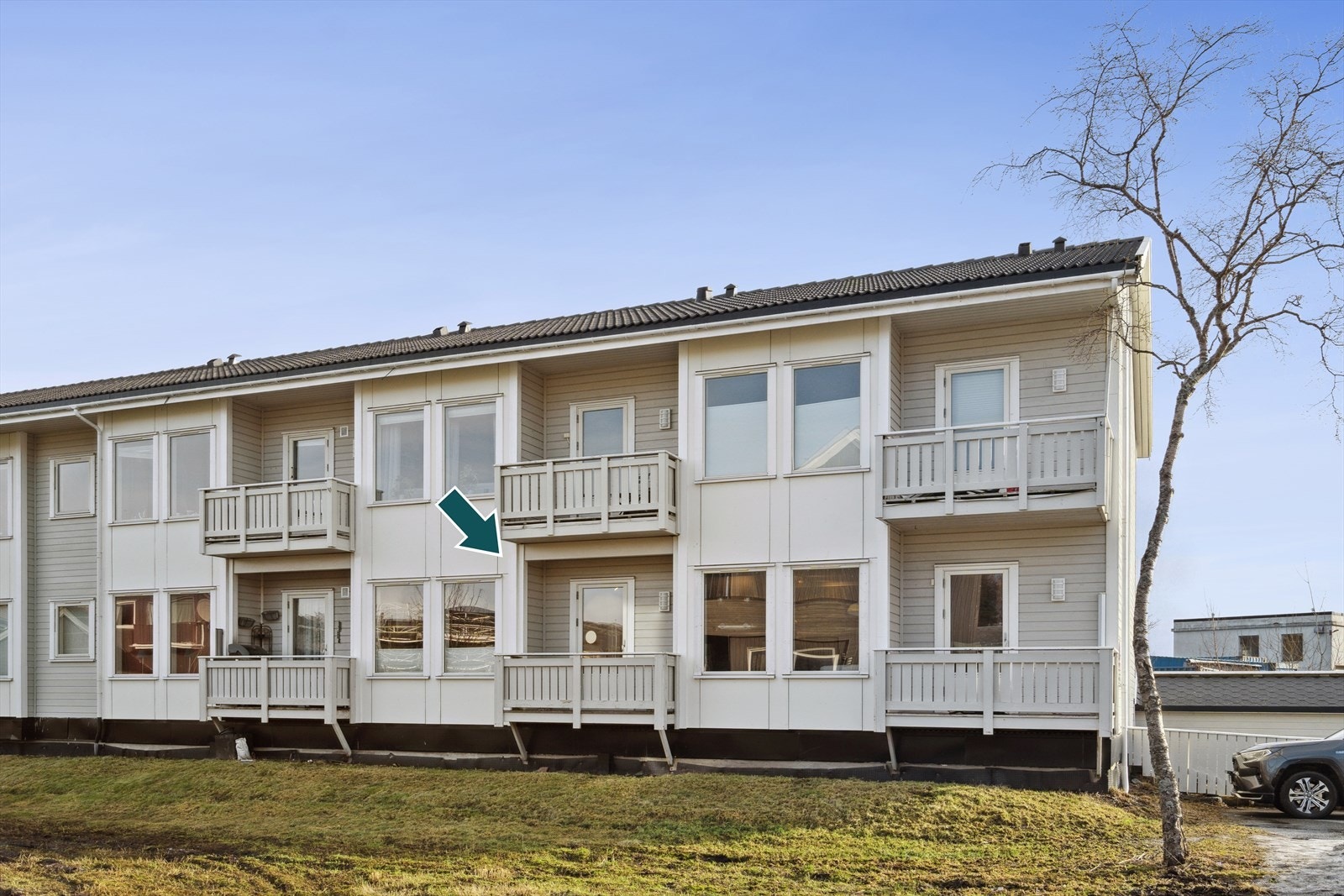 Nevnte leilighet ligger i 1. etasje, har p-plass i felles garasjeanlegg og utgang fra stuen til en nordvest-vendt veranda Galleribilde