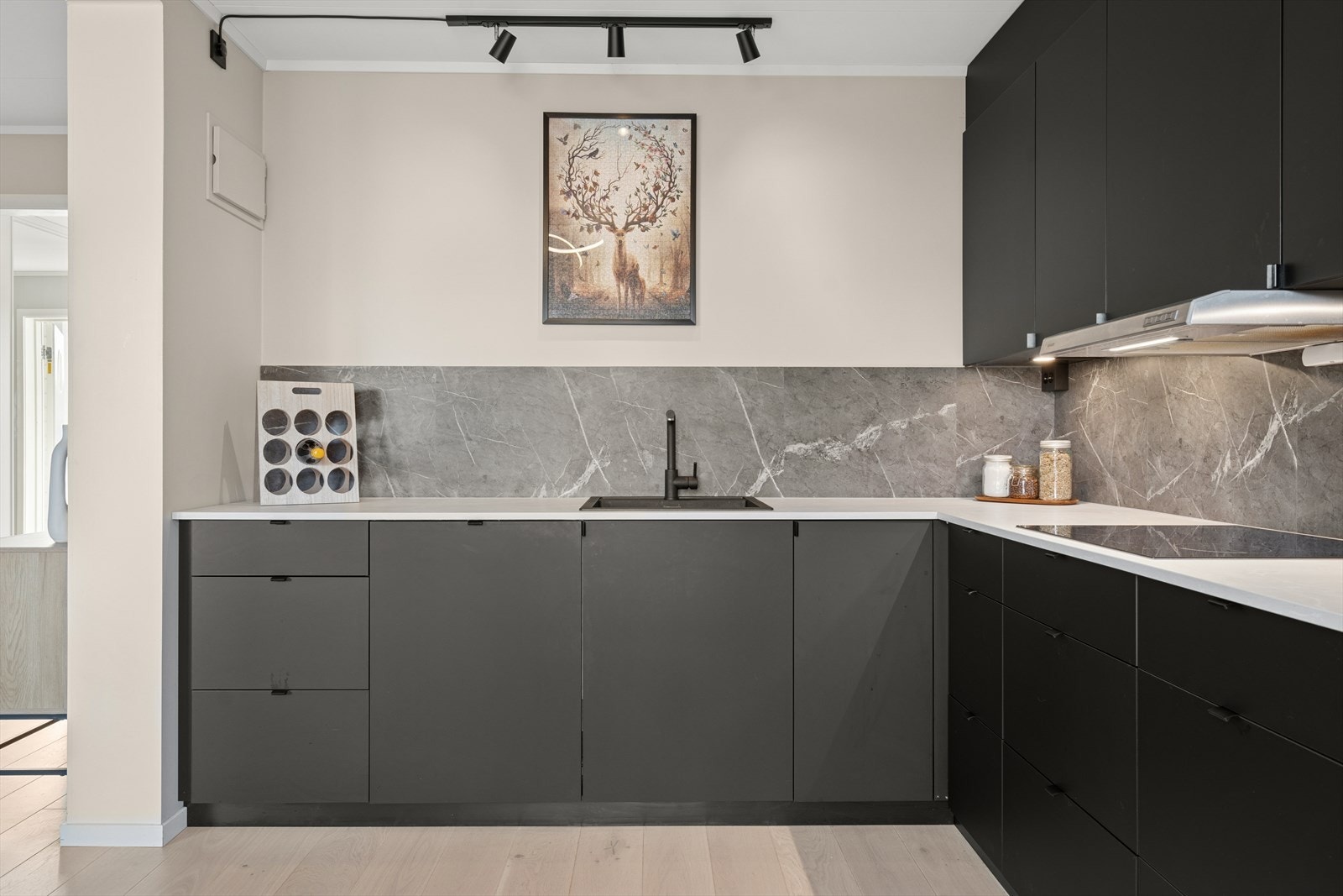 De integrerte hvitevarene medfølger og består av koketopp, stekeovn, mikro, oppvaskmaskin og kombiskap kjøl/frys Galleribilde