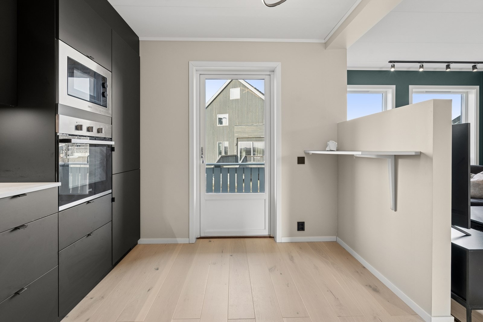 På halvveggen er det etablert hylle/barløsning og herfra er det også utgang til verandaen Galleribilde