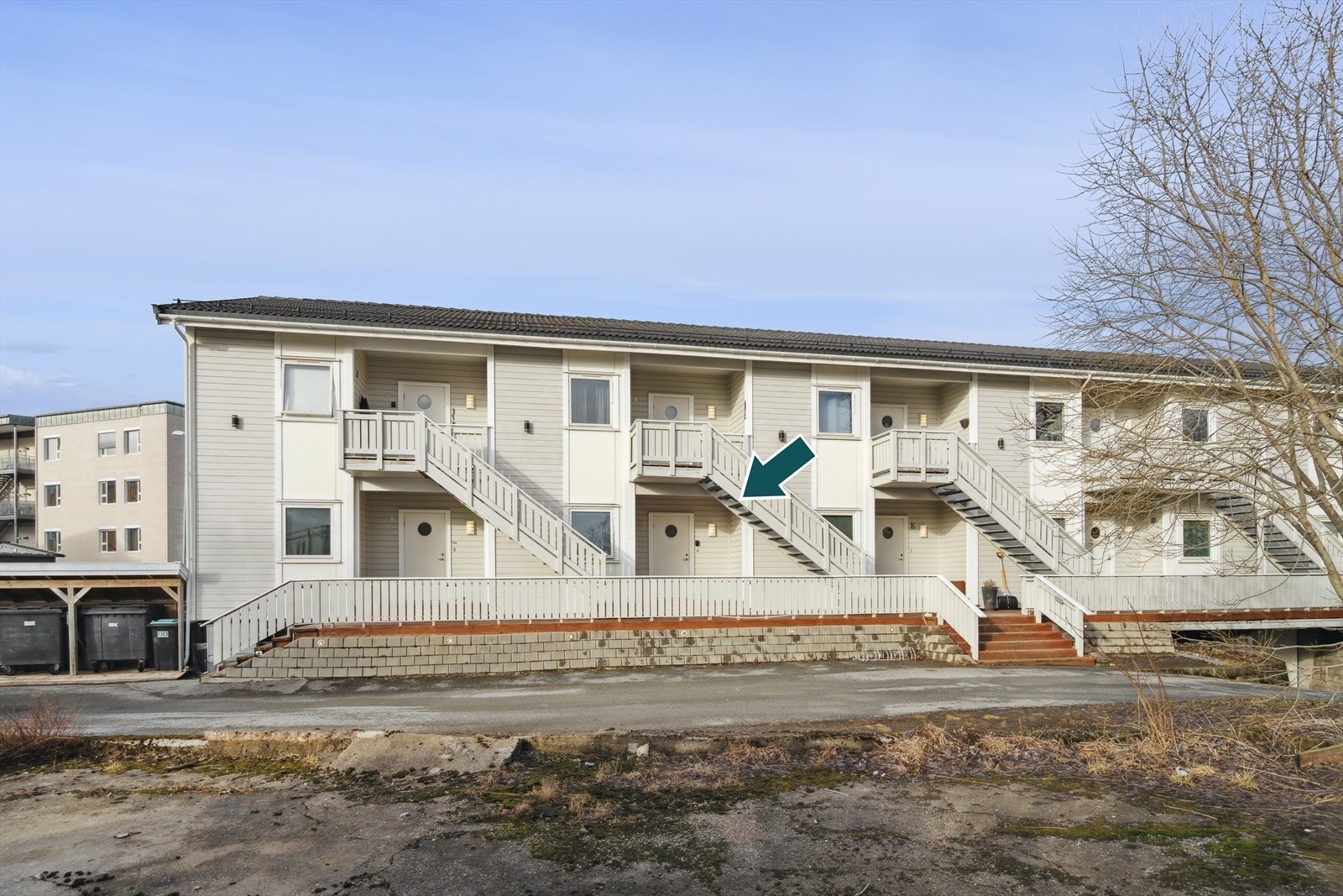 Leiligheten har eget overbygget inngangsparti som vender mot sørøst - En fin plass å nyte morgenkaffen på godværsdager Galleribilde