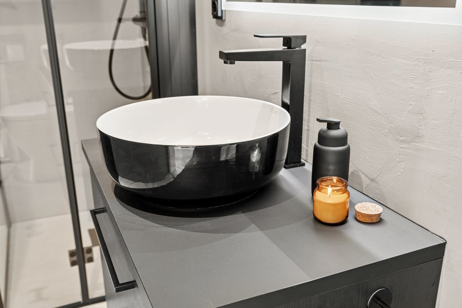 Innredningen består av servant med to skuffer under og vegghengt speil med integrert belysning Galleribilde