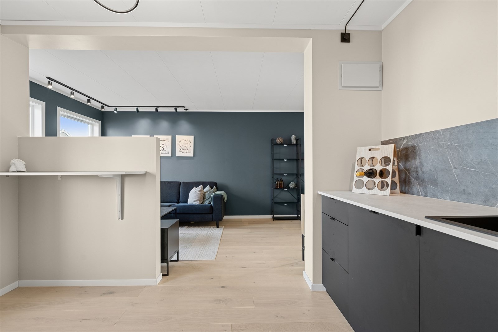 Innredningen består av slette fronter, takhøyde overskap og benkeplate i Corian/kompositt Galleribilde