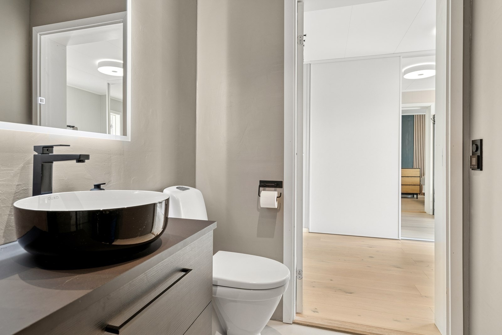 Badet er stilrent og ble modernisert i 2024 med mikrosement over eksisterende fliser på gulv og vegger Galleribilde