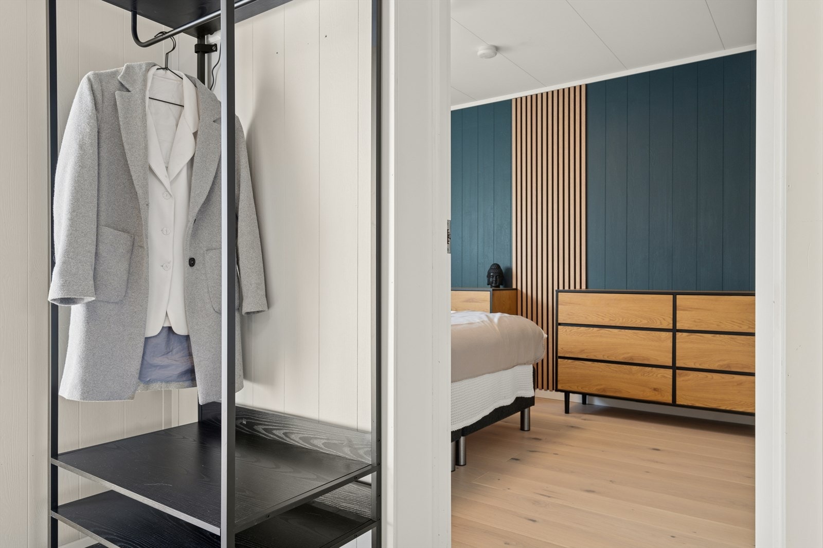 Soverommet er lunt med lyse overflater, en mørkere kontrastvegg og spiler som gir et moderne preg Galleribilde