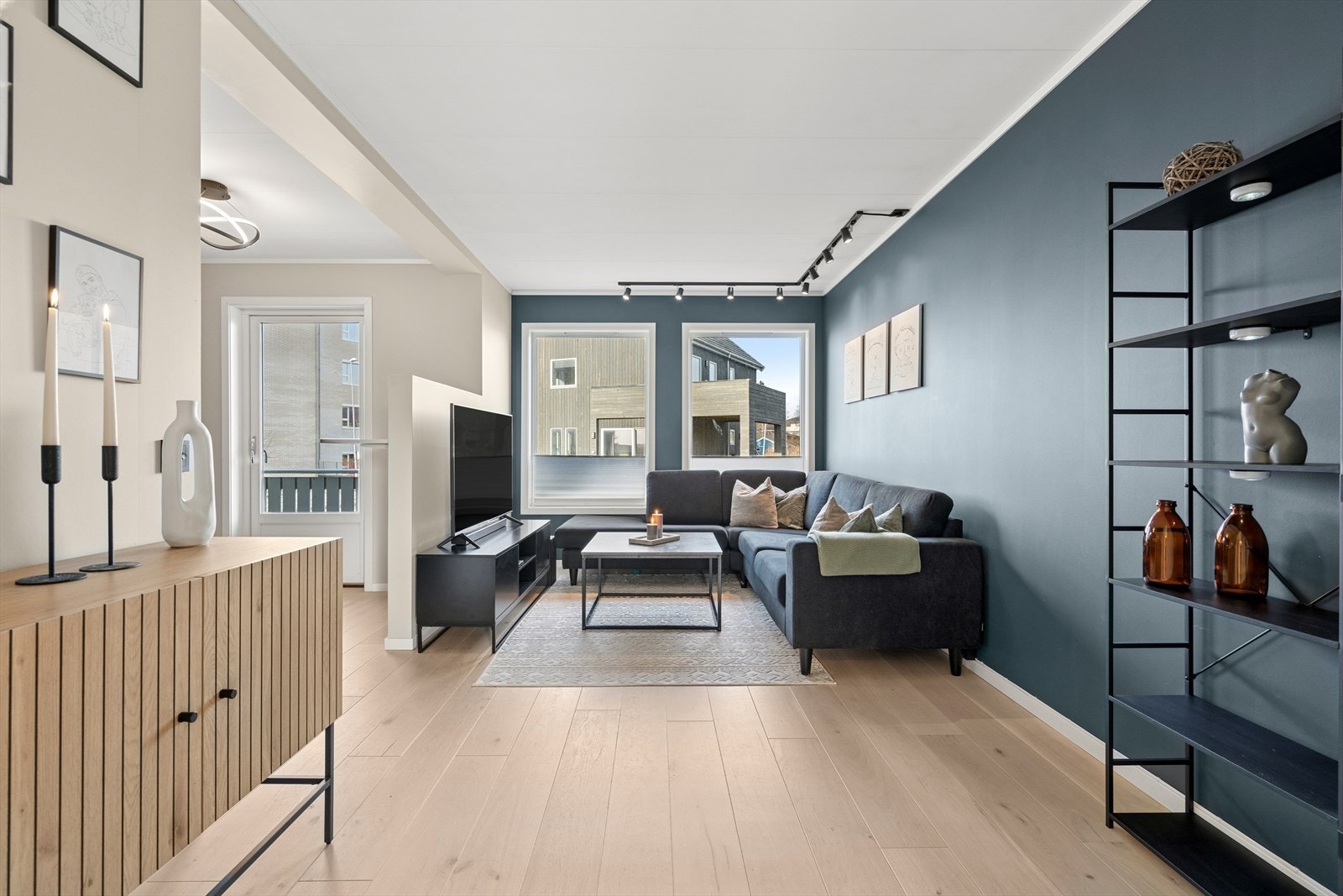 De store vindusflatene slipper inn rikelig med dagslys og gir rommet en luftig atmosfære Galleribilde