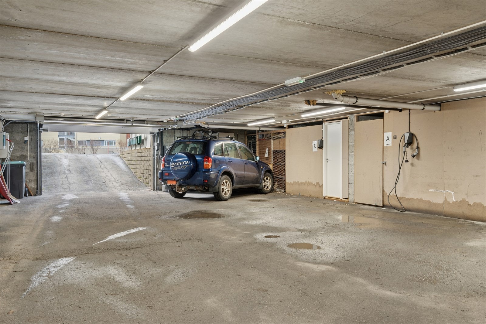 Fast parkeringsplass m/lader i felles garasjeanlegg - Bak parkeringsplassen finner du en praktisk sportsbod Galleribilde