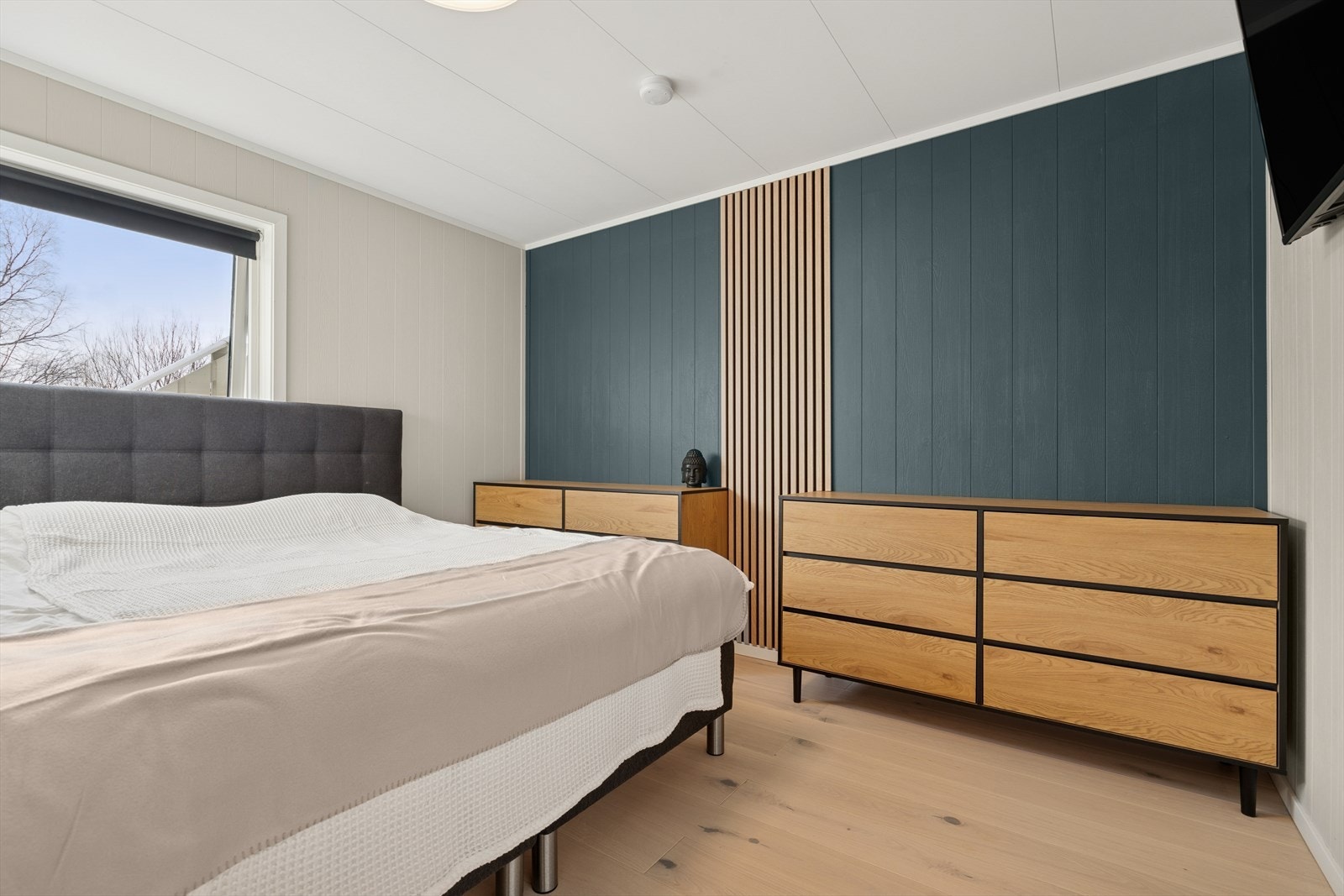 Rommet har en fin størrelse med god plass til dobbeltseng og oppbevaringløsninger Galleribilde