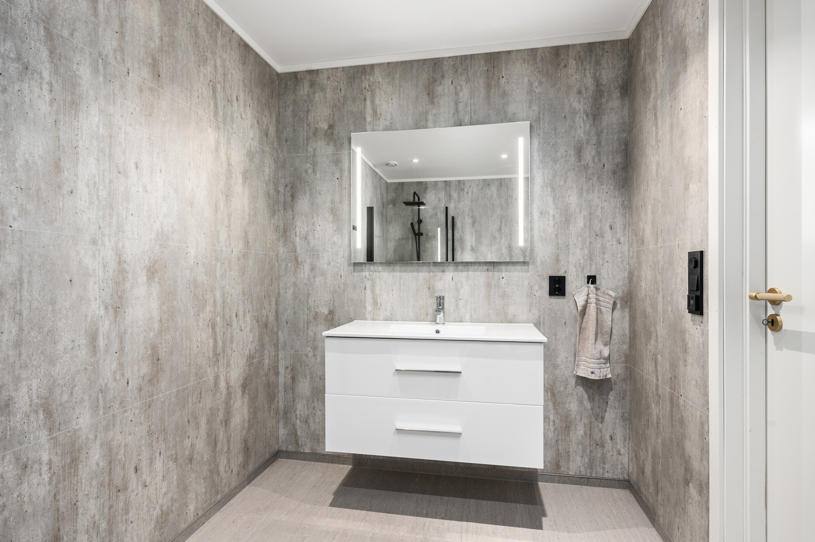 Innredningen på baderommet inkluderer hjørnedusj, servant med god oppbevaringsplass og toalett, Galleribilde