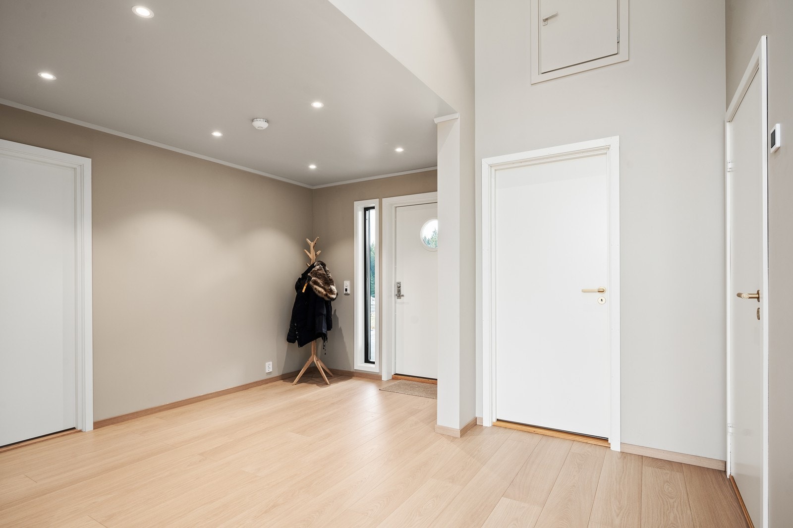 Stor og luftig entré med rikelig plass til både garderobe, sko, og andre møbler. Galleribilde