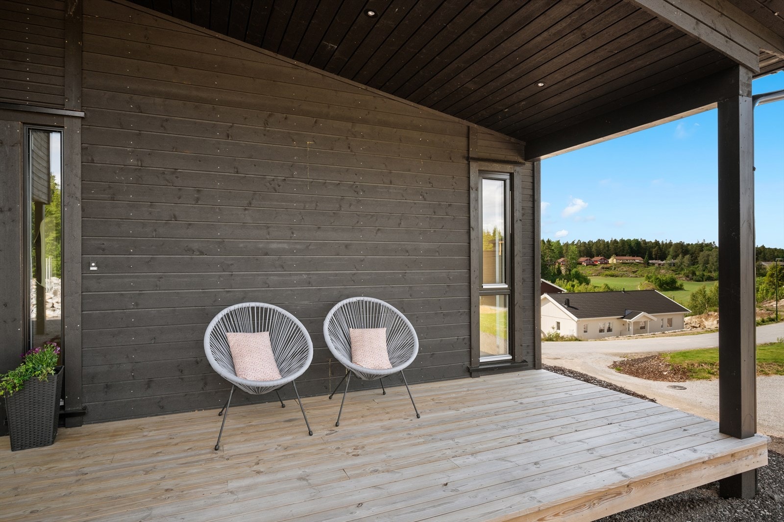 Inngangspartiet har en koselig uteplass med stemningsfulle spotter i taket. Galleribilde