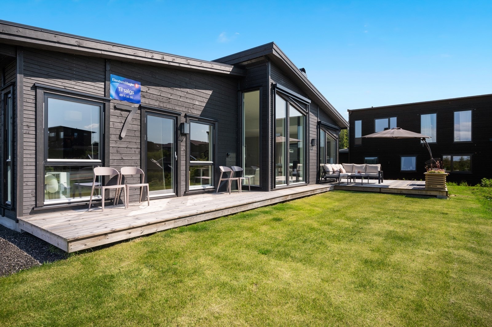 Uteområdet byr på flere møbleringsmuligheter. Her er det god plass til både spisegruppe, loungeområde og et rolig hjørne for avslapning. Galleribilde