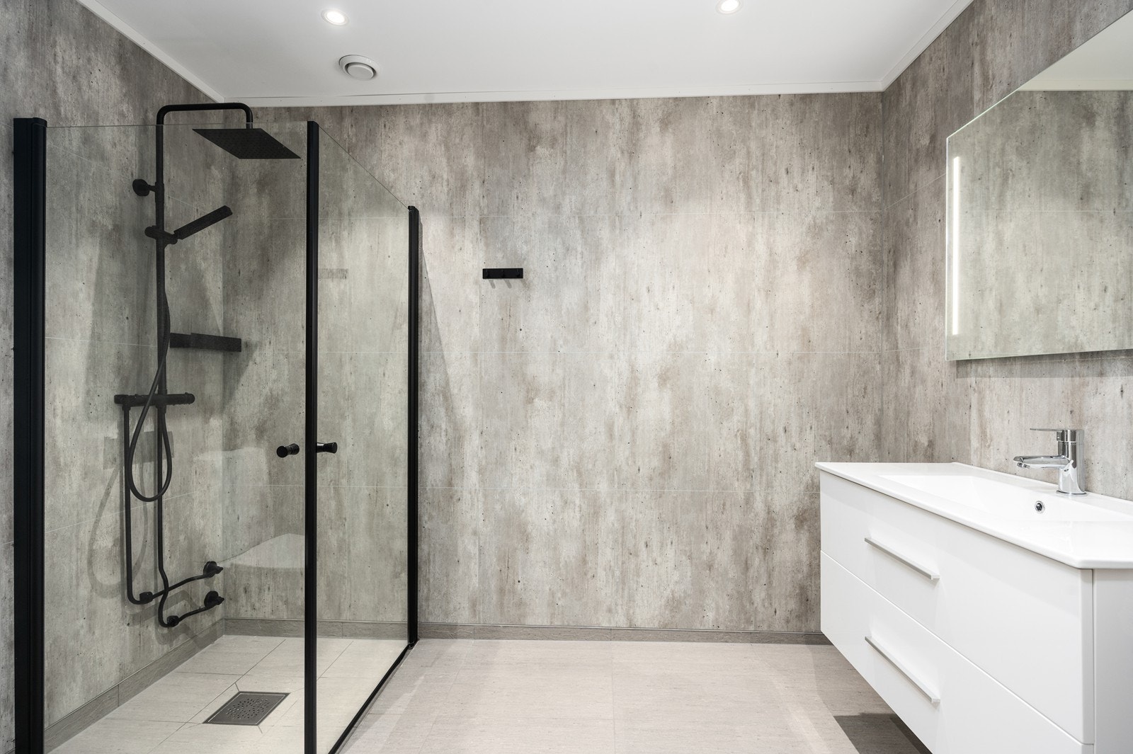 Baderommet er romslig og funksjonelt, med moderne innredning og gode løsninger for både oppbevaring og komfort. Galleribilde