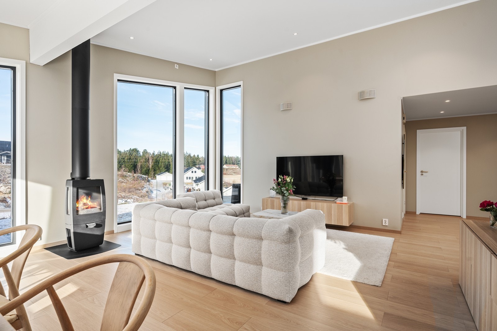 I stuen er det en koselig peis som gir ekstra varme og hygge på kalde dager. Galleribilde