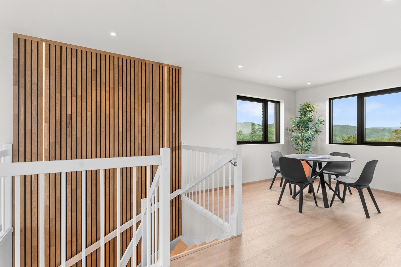 Delikat trappegang med spiler med lys. Spiseplass på kjøkkenet med flott utsikt. Galleribilde