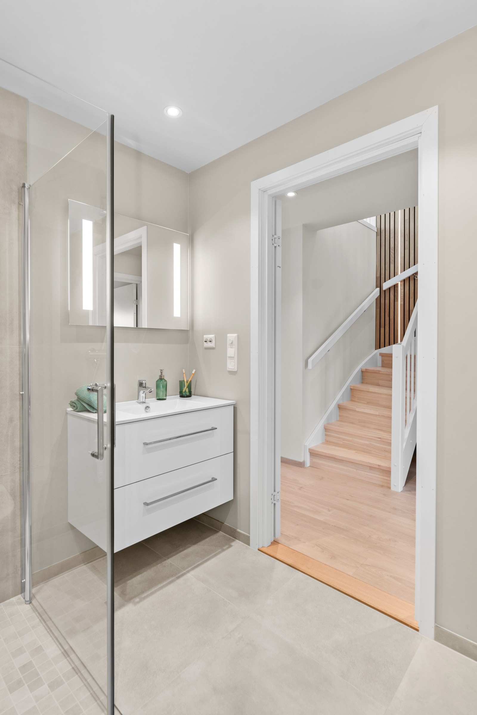 Badet har fliser på gulv med varmekabler. Galleribilde