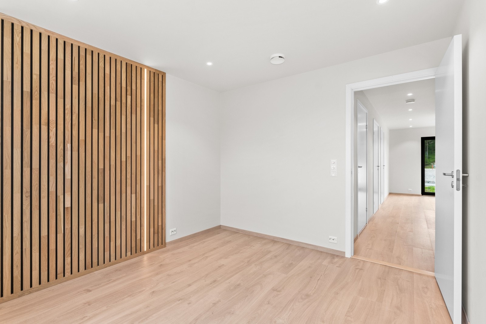 Hovedsoverom med spiler på vegg. Integrert LED lys. Galleribilde