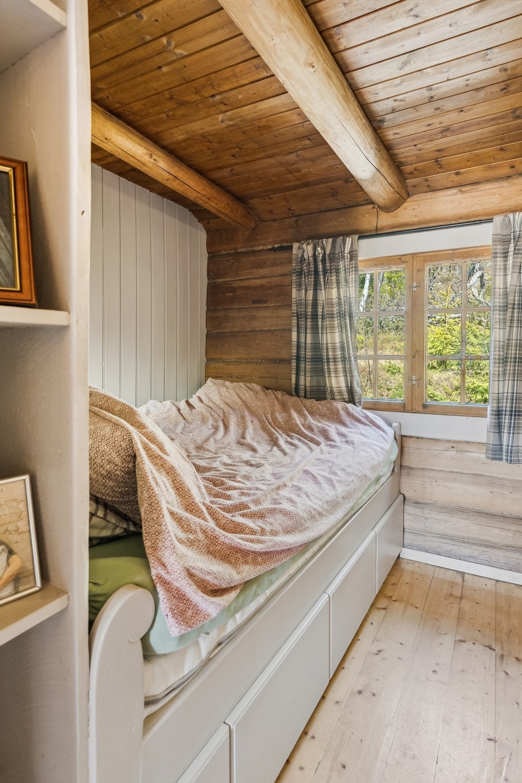 I hytta er det tre soverom hvorav to er innredet med dobbeltseng, mens ett av soverommene har dobbeltseng og køyeseng. Galleribilde