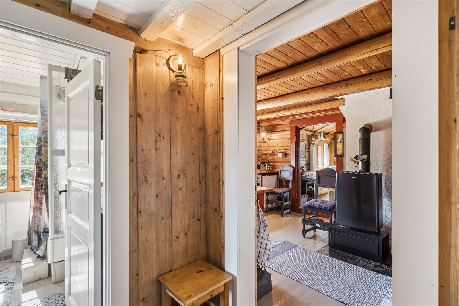 I hytta er det et praktisk vindfang og det er en større gang med god garderobeplass. Fra gangen er det trapp opp til hems med god lagringsplass. Galleribilde