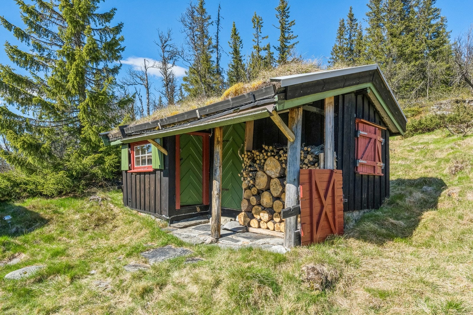 I de to uthusene er det boder med god lagringsplass, og det er utedo. I den ene av bodene er det aggregat. Det er ikke strøm i området. Galleribilde