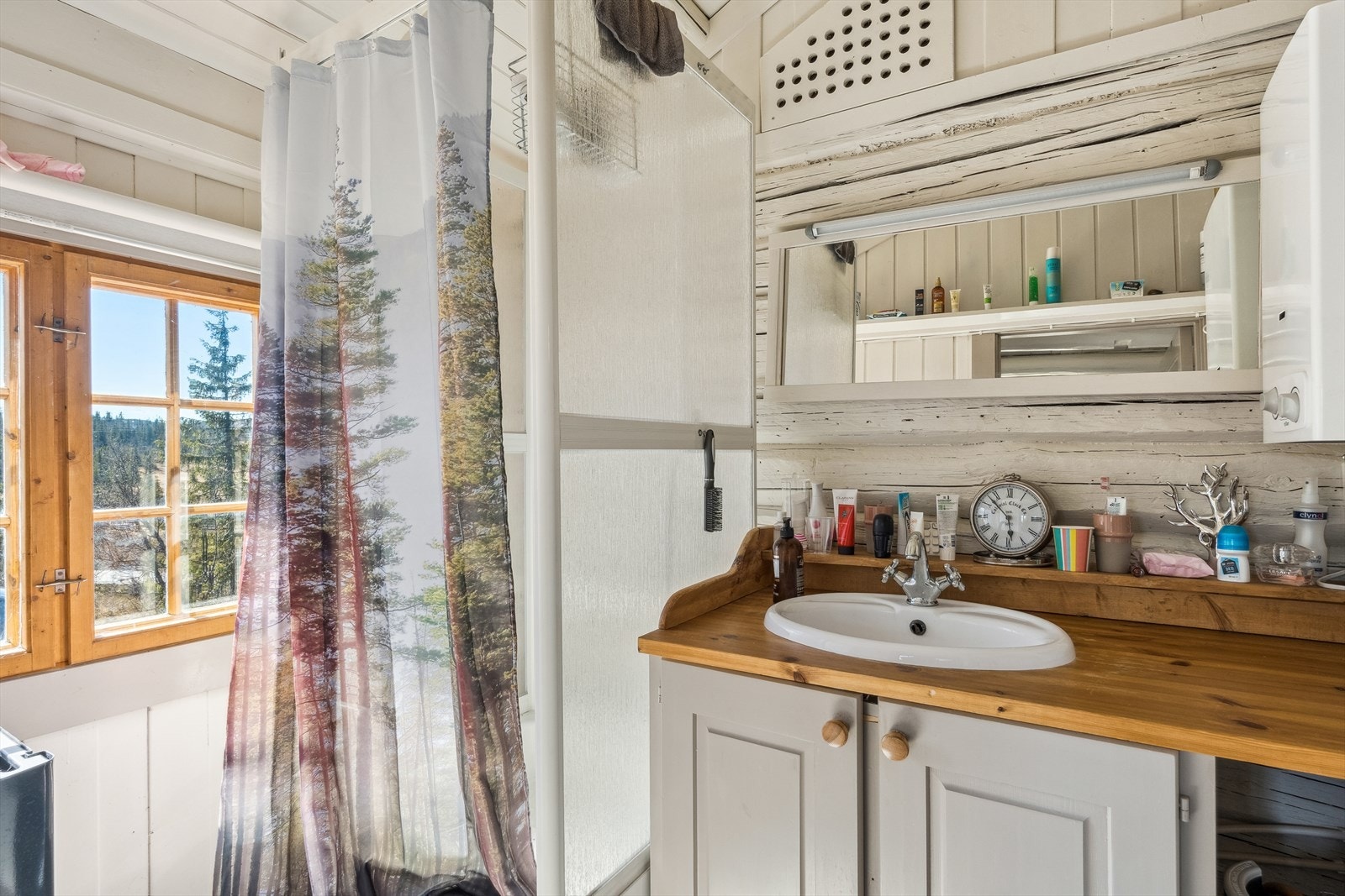 Hyttas bad har frittstående dusjkabinett og innredning med nedfelt servant og fronter av furu. Wallas ovn. På badet er det sisterne og vannvarmer med propandrift, som også forsyner varmtvann til kjøkken. Galleribilde