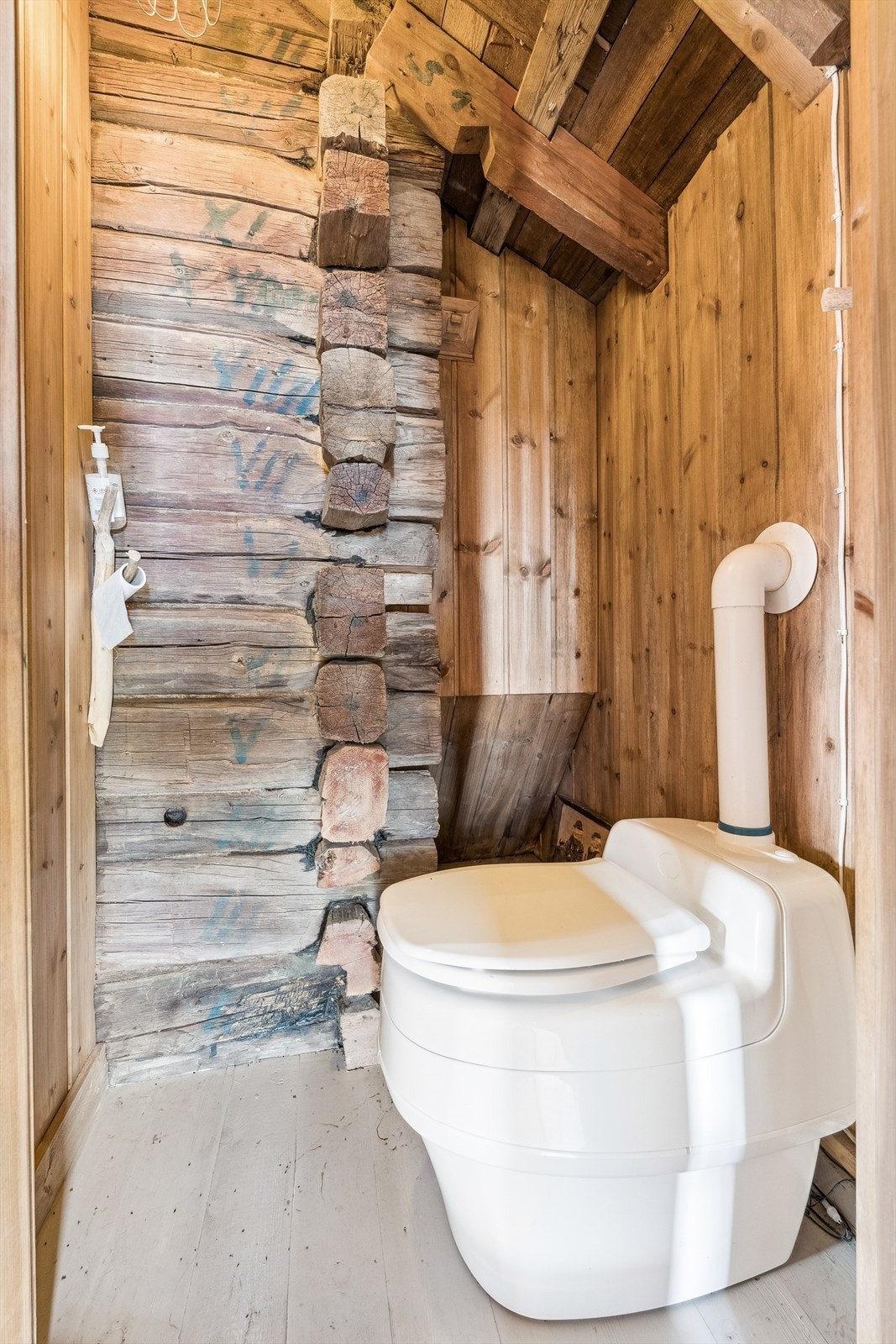 Hytta har et separat dorom med Separett separasjonstoalett. Galleribilde