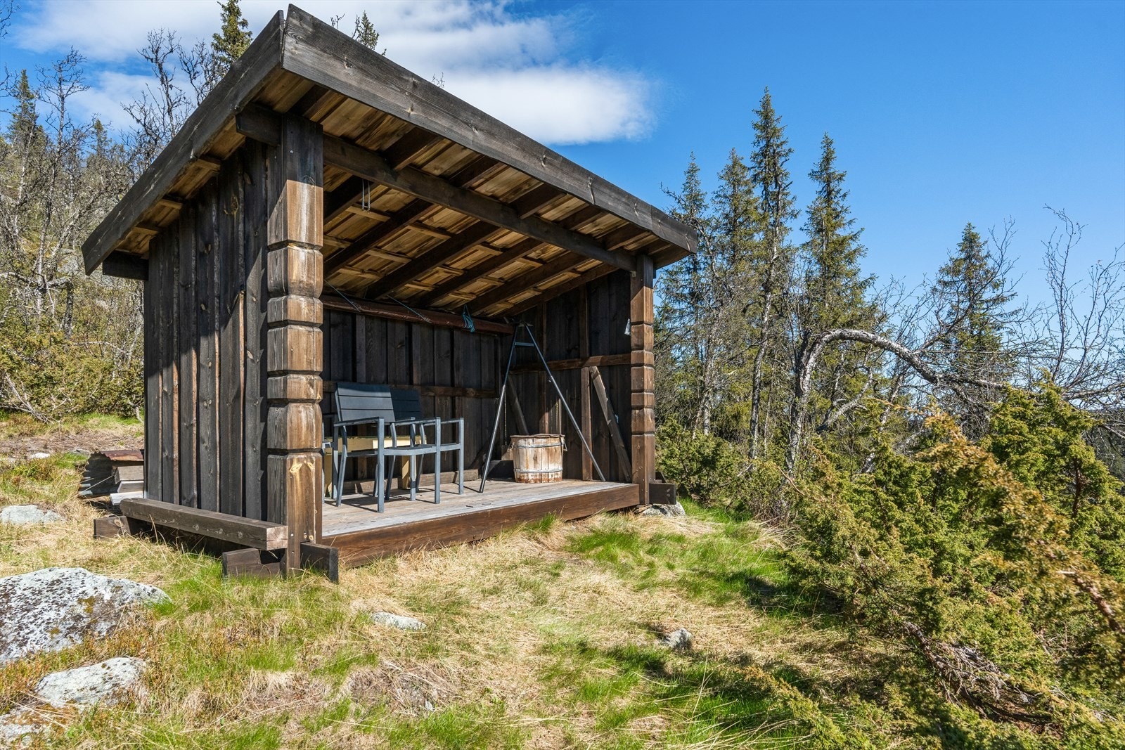 Øverst på eiendommen er det satt opp en koselig gapahuk. Her er det flott å sitte å nyte solnedgangen på sene sommerkvelder. (Ikke byggesøkt) Galleribilde