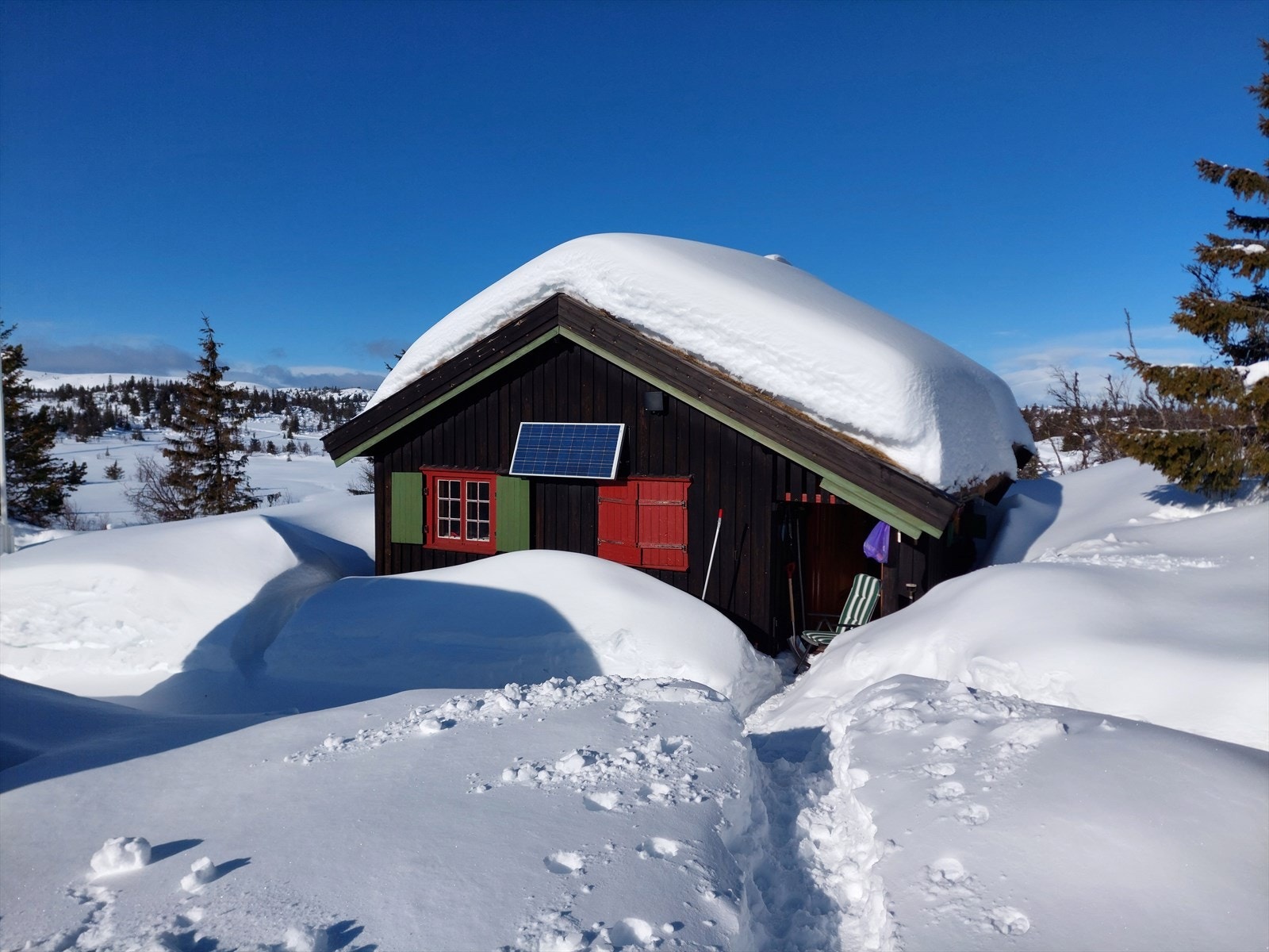 Her finner du et innholdsrikt hyttetun som ligger åpent og fritt til i et nydelig turområde. (Selgers foto) Galleribilde